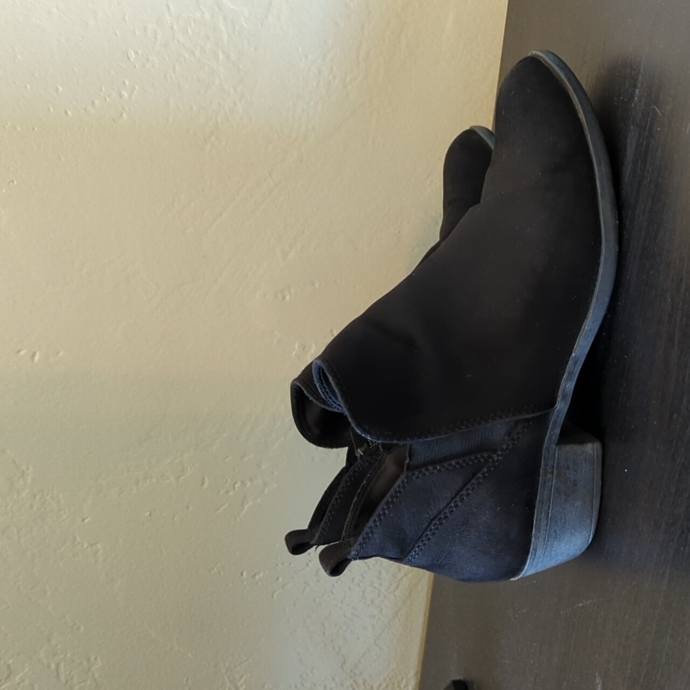 Black boots - ankle v cut